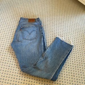 Unique Levi’s w dark tone stripe down side